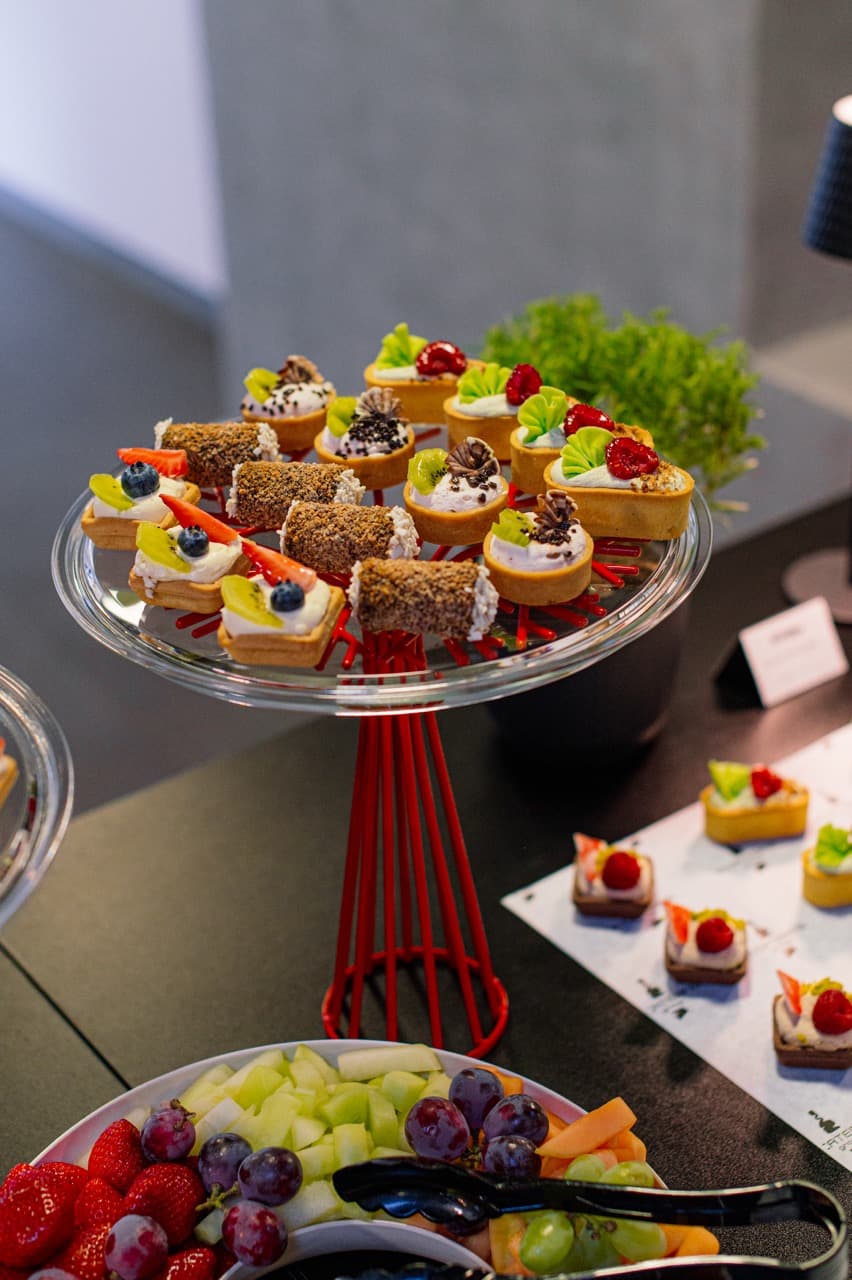 Občerstvení připravené pro office catering z Táců