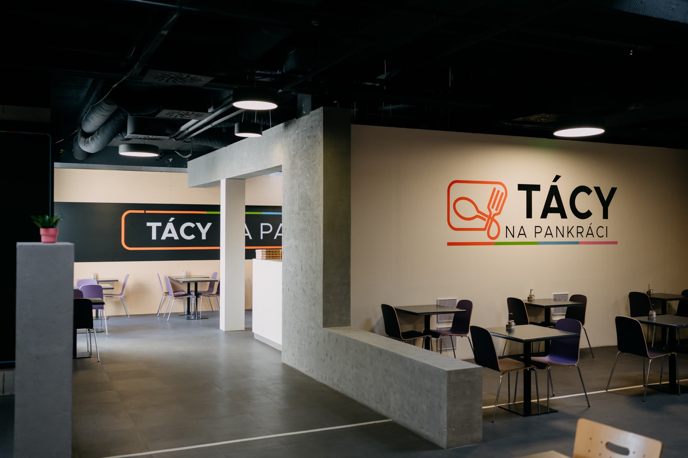 Interiér samoobslužné restaurace Tácy na Pankráci